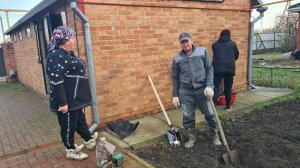 Дом у лимана. Весёлая бригада УХ , или три надзирателя. Сажаем смородину.