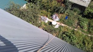 Герметизация стыков жестянной трубы.