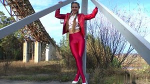 Прелестная молодая барышня в красных Лосинах