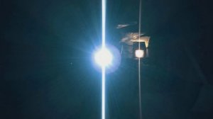 Сравнение мощности света фонарика на телефоне и  светильника ночника на солнечных батареях