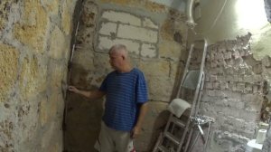 Установили маячки на стене.