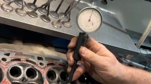 Износ направляющих втулок клапанов нутрометром ГБЦ VOLKSWAGEN Polo Двигатель CWVA 2017г.в.