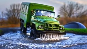 Грузовые машины едут по лужам. Про машинки