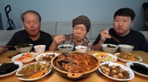 Корейское домашнее блюдо с выдержанной кимчи, скумбрией, чапче и соевыми яйцами