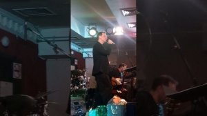 Два человека в одной комнате