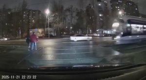 Трамвай на полной скорости снёс пару на путях в Москве