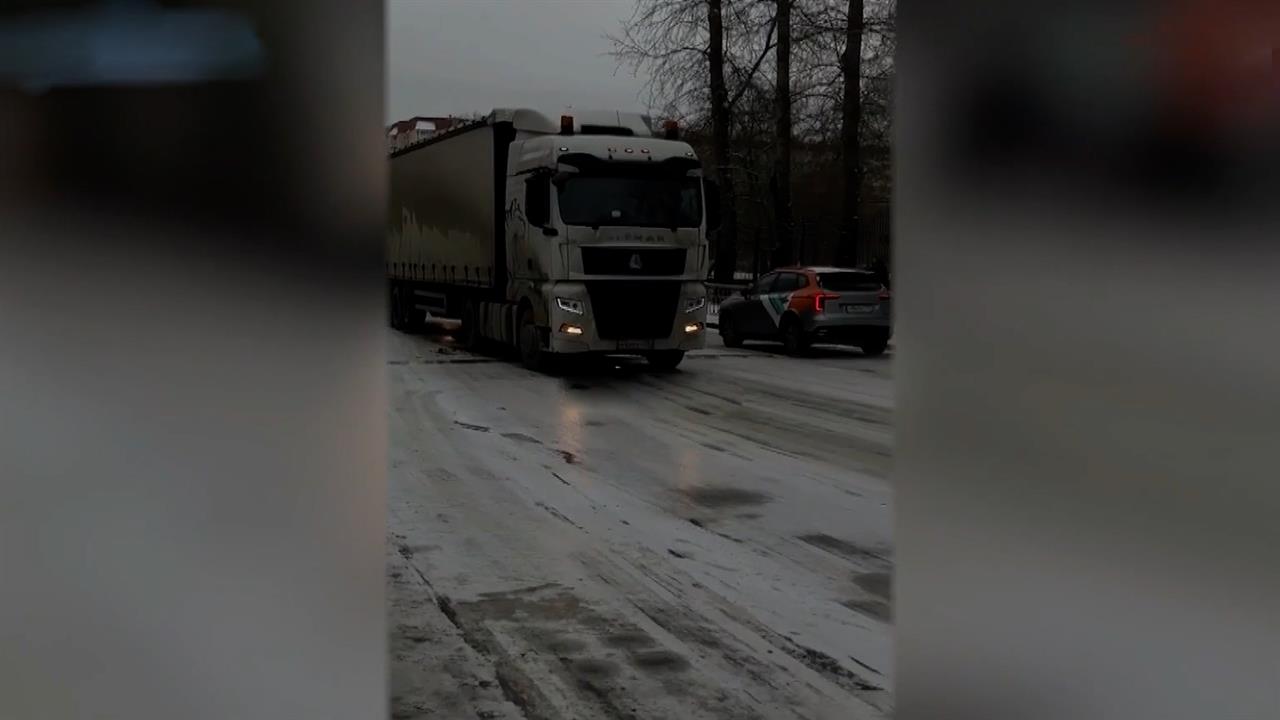 Непогода накрыла регионы России: кадры последствий снегопада и гололеда.