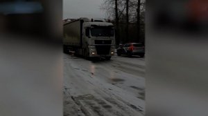 Непогода накрыла регионы России: кадры последствий снегопада и гололеда.