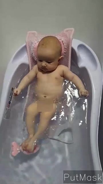 1 месяц, 25 дней. Купается на розовой горке (16 сентября 2022) .mp4