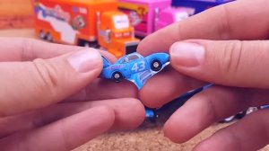 Сюрпризы MINI CARS3 _ Игрушечные машинки с Транспортировщиками Мак _ Видео для детей