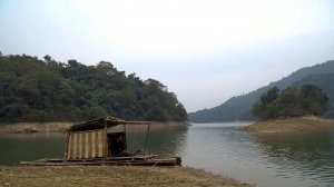 Строю хижину на берегу реки. Ловлю и жарю рыбу. Ужин на природе. Бушкрафт