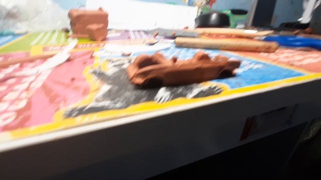 начал лепить ВАЗ 2114 из пластилина