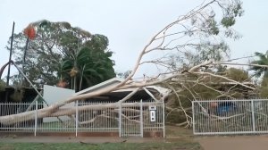 Северная Австралия попала под удар мощного урагана. Вода проникала в дома через щели в стенах