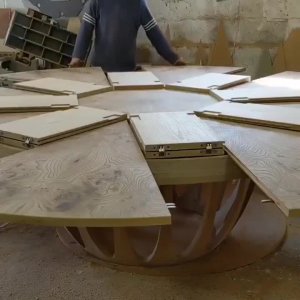 Стол на большую семью.