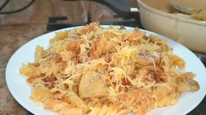 Макароны жареные в соусе.