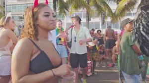 Карнавал ! Красивые девушки оголяются , микробикини и открытая одежда- дресс код мероприятия