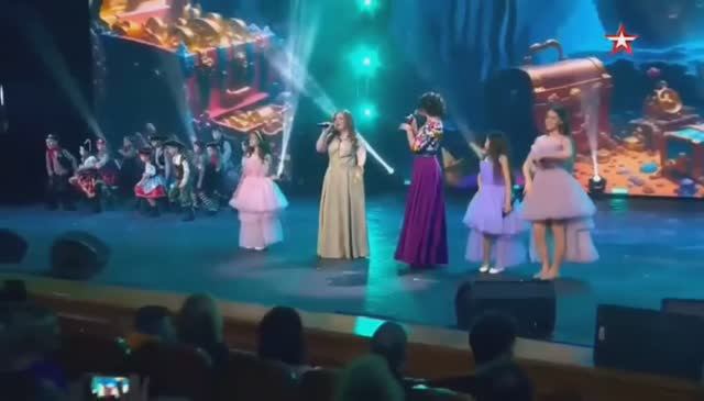 Анастасия Макеева и Елизавета Внукова - "ОСТАВАЙСЯ МАЛЬЧИК С НАМИ" смотреть онлайн