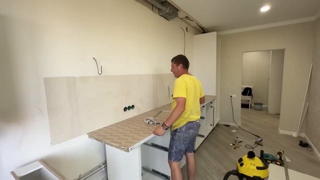 ВЛОГ Кухня будет БЕЛОСНЕЖНОЙУстанавливаем КУХОННЫЙ ГАРНИТУР ✅ в нашей квартире на море в Анапе ️ смотреть онлайн