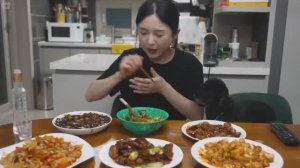 Мукбанг фасолевая лапша, рис с мясом, салат