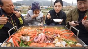 Освежающий суп из морепродуктов с осьминогом, морским чертом, крабом и минари