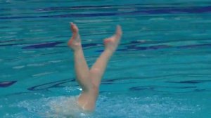 Красиво она купается