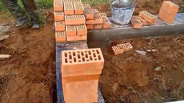 Первый этап кладки цоколя и стен - выкладывание углов смотреть онлайн