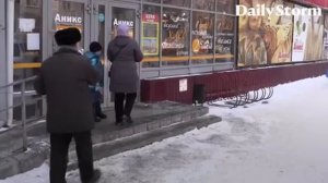 Дед и ёлочка. Тот самый пенсионер рассказал как он живёт.