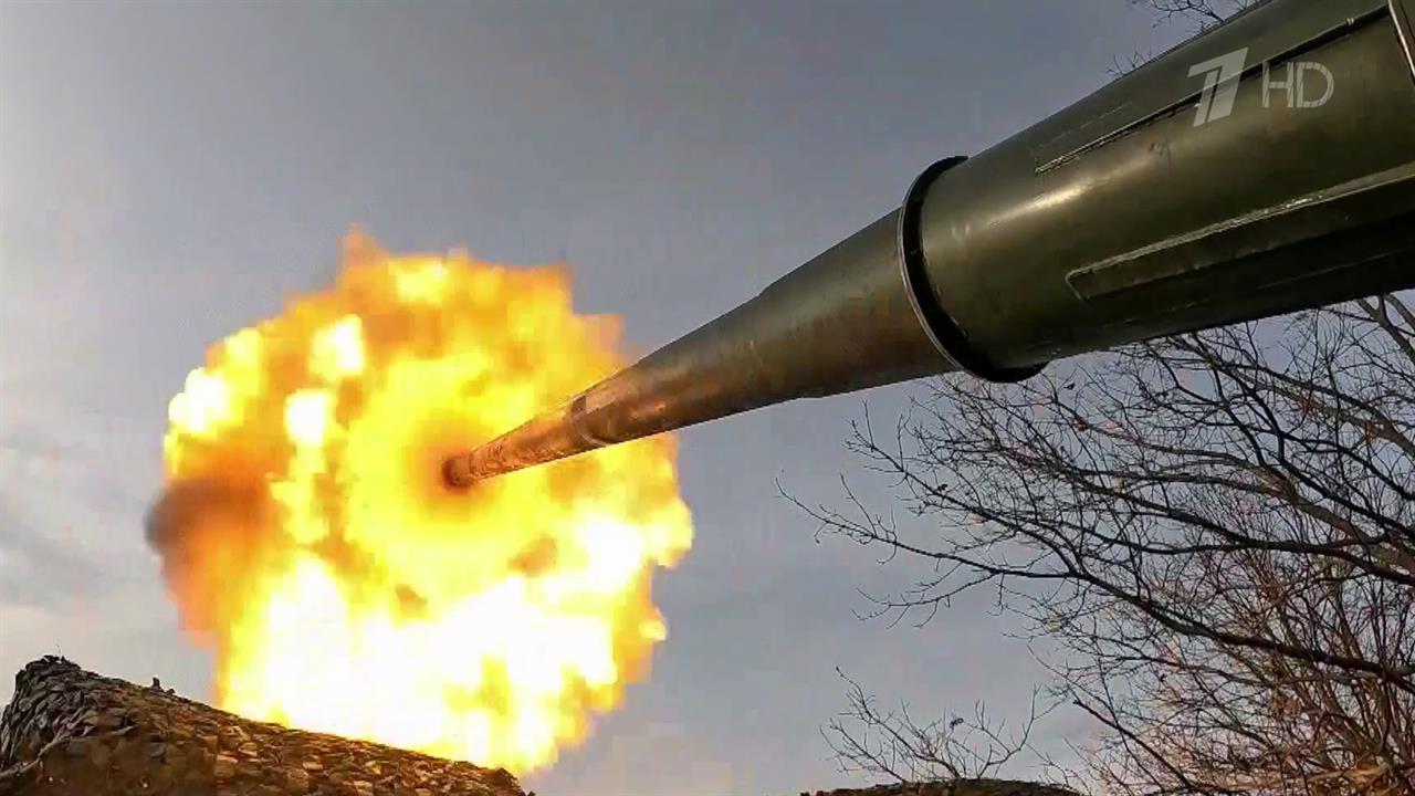 Расчеты САУ "Пион" уничтожают ангары с ВСУ на окраинах Купянска-Узлового.