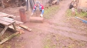 Зачищаю корщеткой газовые баллоны для изготовления бойлера косвенного нагрева.