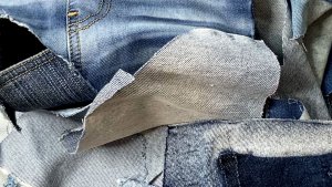 Из старых джинсов в технике «синель» шьем коврик DIY мастер класс
