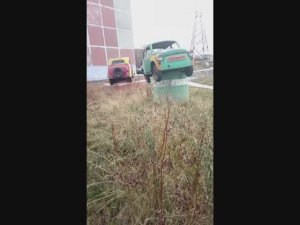 На пьедестале почёта Москвич 401 и Запорожец ЗАЗ 965 1950-60 г. Moskvich 401 and Zaporozhets ZAZ 965