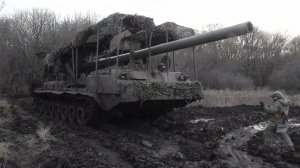 Артиллеристы помогают продвижению штурмовых групп, применяя самоходные пушки "Пион".