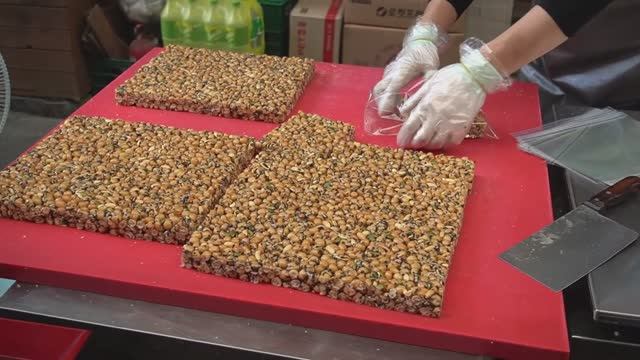 Ручные рисовые лепешки, за которыми стоит выстоять очередь  / Корейская уличная еда