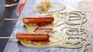 Уличная еда Бангкока — тайский блинный хот-дог