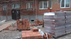 АВАРИЙНОМУ ДОМУ НА БОГРАДА ДЕЛАЮТ НОВУЮ КИРПИЧНУЮ СТЕНУ