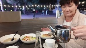 Мукбанг в кафе у моря