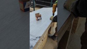 Поменяла крышу в вольере перед приютом