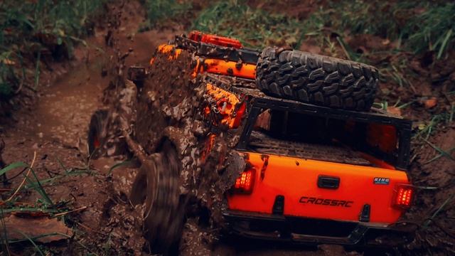 Дикий оранжевый RC Леопард 4x4 в грязном лесном оффроуде Crossrc EMO X4