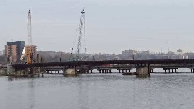 Мост потихоньку разбирают — работы кипят!

Скоро на его месте вырастет совершенно новый, крепкий и с