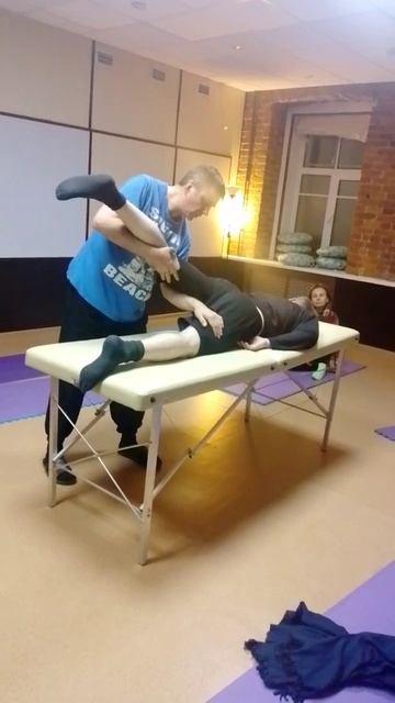 Ротации позвоночника на массажном столе - положение на животе