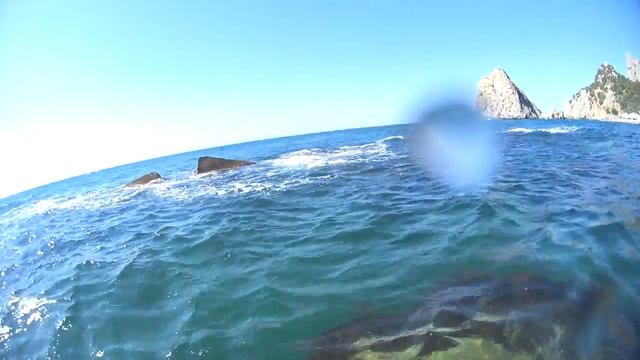 Море Симеиза. Вид из воды на пляж и на скалу Дива. Крым