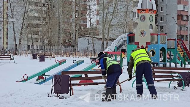 В Братске идет круглосуточная работа по очистке и посыпке дорог и тротуаров