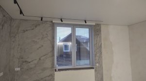 Белые пластиковые горизонтальные жалюзи HOLIS для создания уюта и приватности в доме. Солнцезащита.