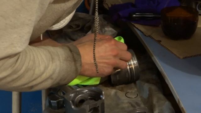 Не удобная оправка поршневых колец | Поршень+шатун | Капиталка двигателя Часть 14