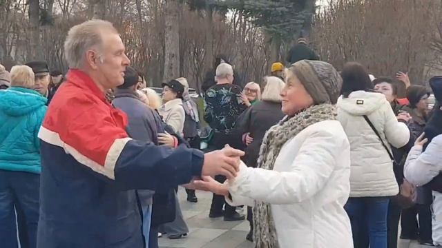 23 ноября 2025 НАС ЗАКРУЖАТ ЛИСТЬЯ ЖЕЛТЫЕ В ВАЛЬСЕ, МОЯ ХОРОШАЯ #kharkiv смотреть онлайн