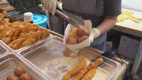 Изготовление скрученных пончиков / хлебные палочки / корейская уличная еда