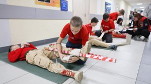 (12+) Товарища выручай: юнармейцы соревновались в турнире по оказанию первой медицинской помощи