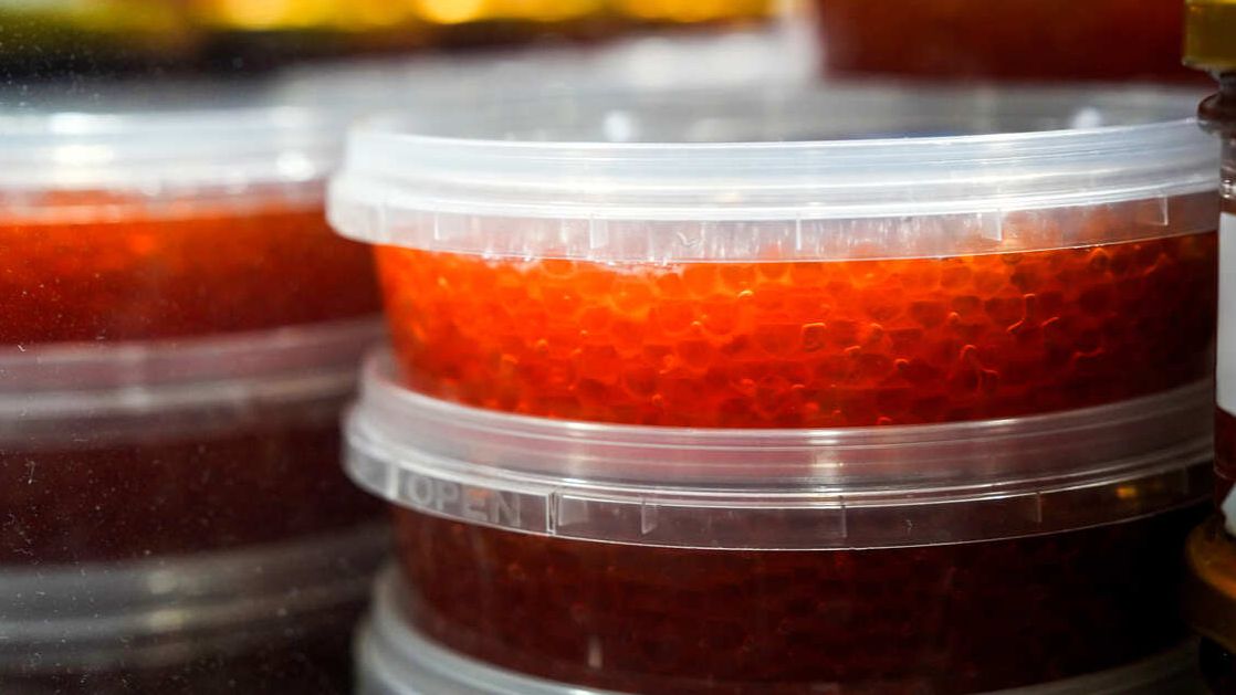 Тюменцы выстроились в очереди за красной икрой из водорослей