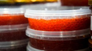 Тюменцы выстроились в очереди за красной икрой из водорослей