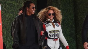 Бейонсе и Jay-Z прокатились на гоночном болиде с Льюисом Хэмилтоном